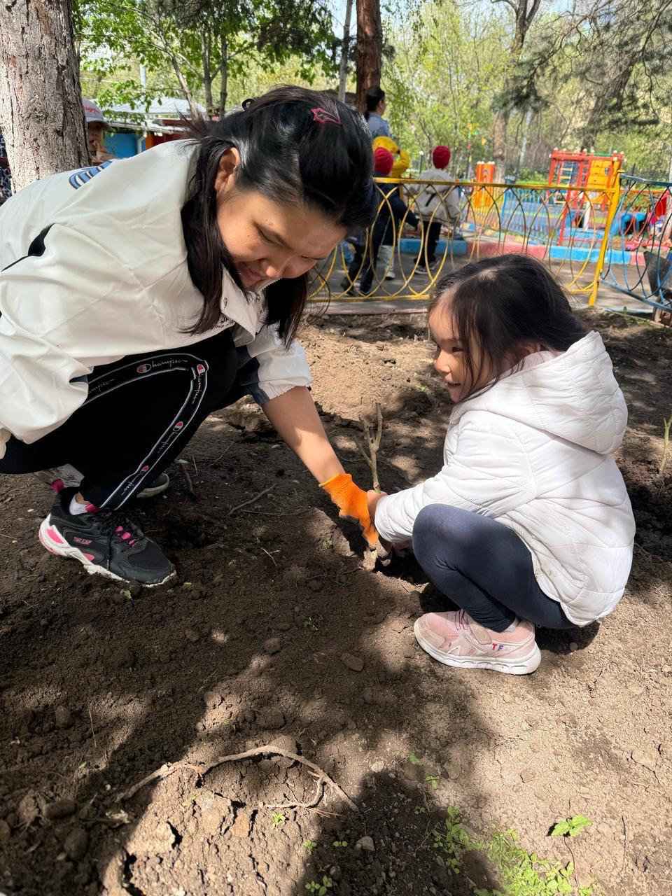 "Гүлденген балабақша ауласы" аясында "Әкем ,Анам, Мен және Табиғат" іс шарасы Ортаңғы  "Ботақан" тобы