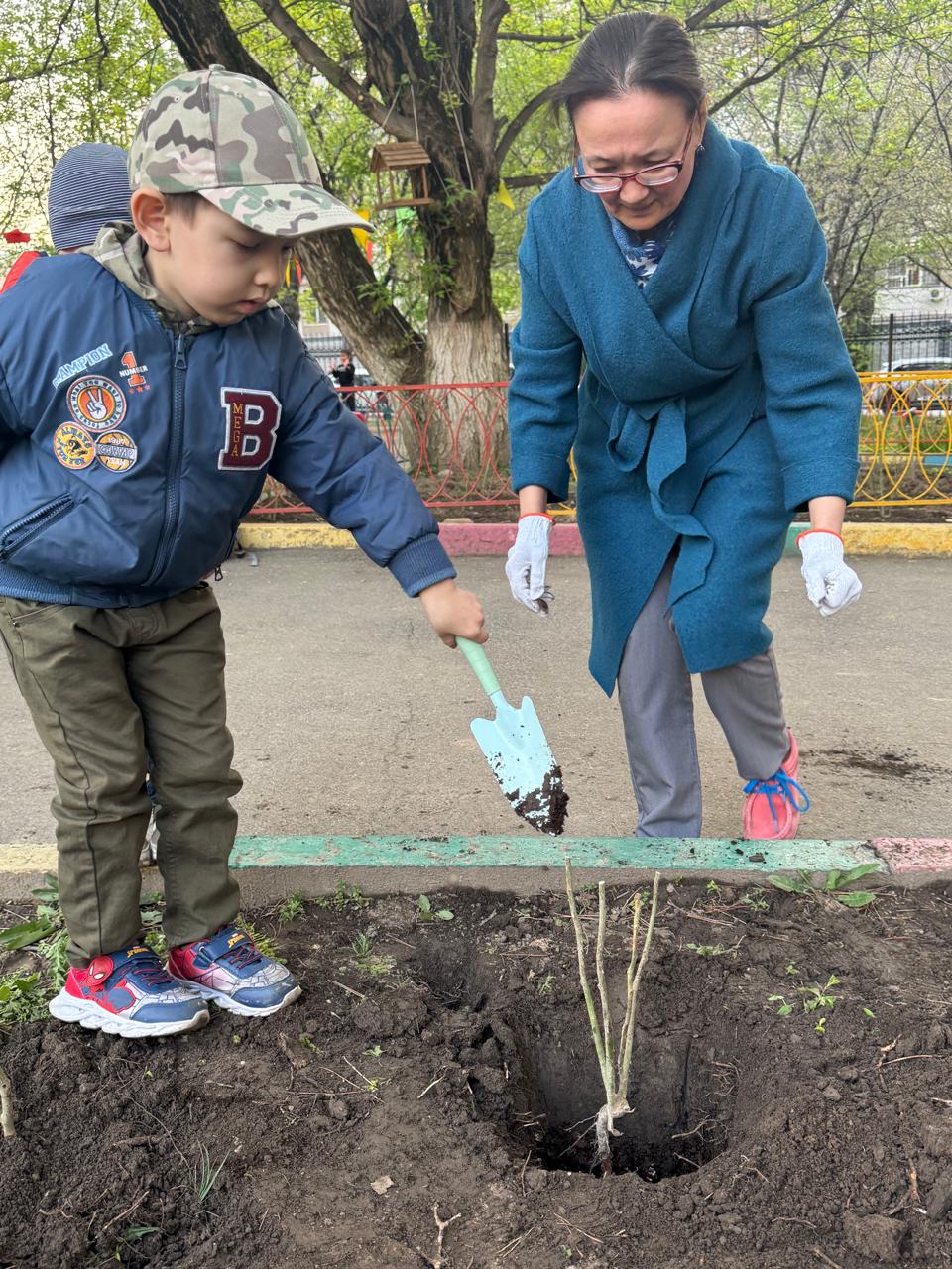 "Гүлденген балабақша ауласы" аясында "Әкем ,Анам, Мен және Табиғат" іс шарасы мектепалды  "Айгөлек" тобы