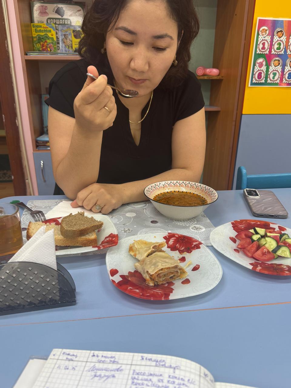 Ата-ана Утамбаева Дана, 08.05.2025 жылғы түскі асты органолептикалық бағалауы, Түскі ас: Жүгері  қосылған көкөніс көжесі , орама нан, қызанақ пен қияр салаты, қара нан, компот "С" дәруменімен