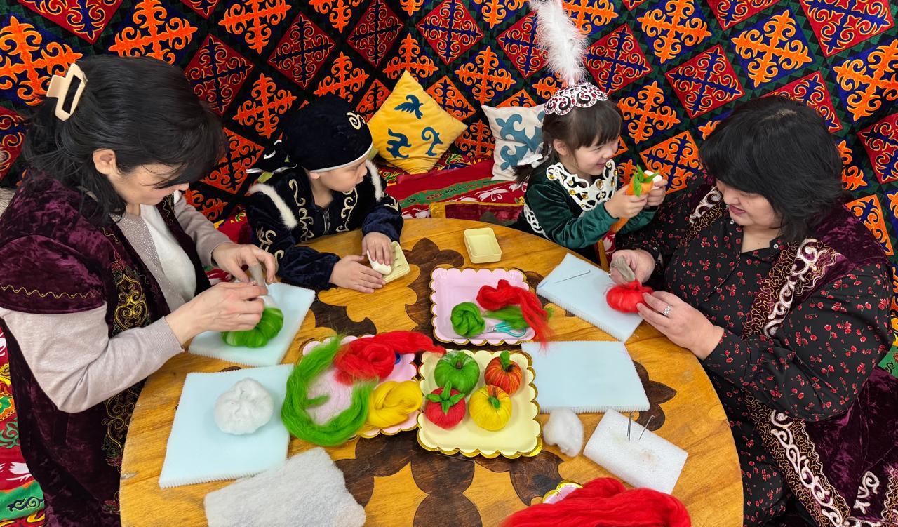 Киіз өнері -ұлттық мұра жобасы аясында  ата-аналармен  шеберлік сыныбы