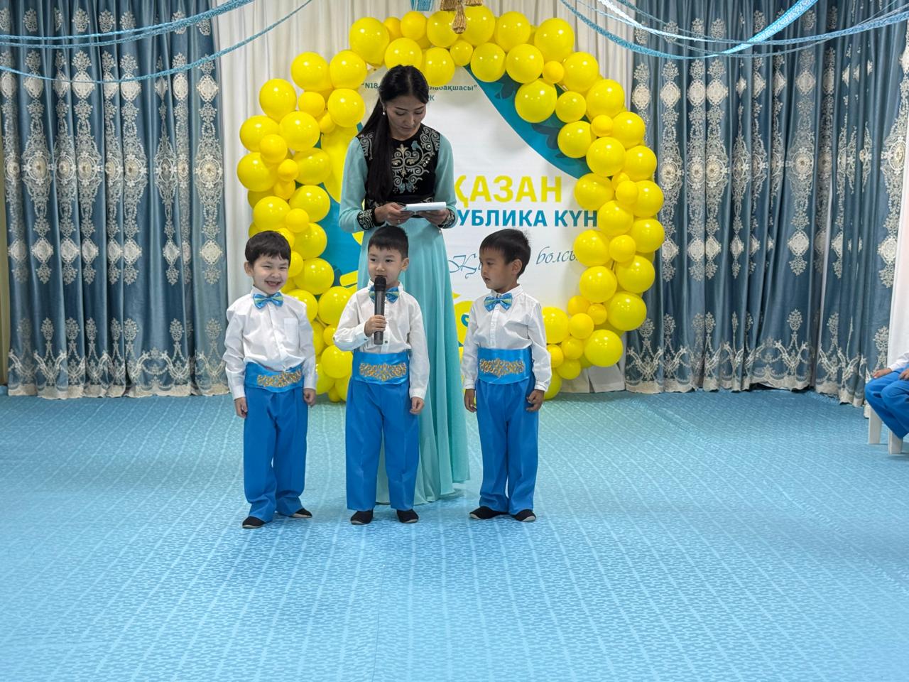 Ересектер "Қызғалдақ" тобының "Республика күніне" орай ұйымдастырылған мерекелік ертеңгілігі